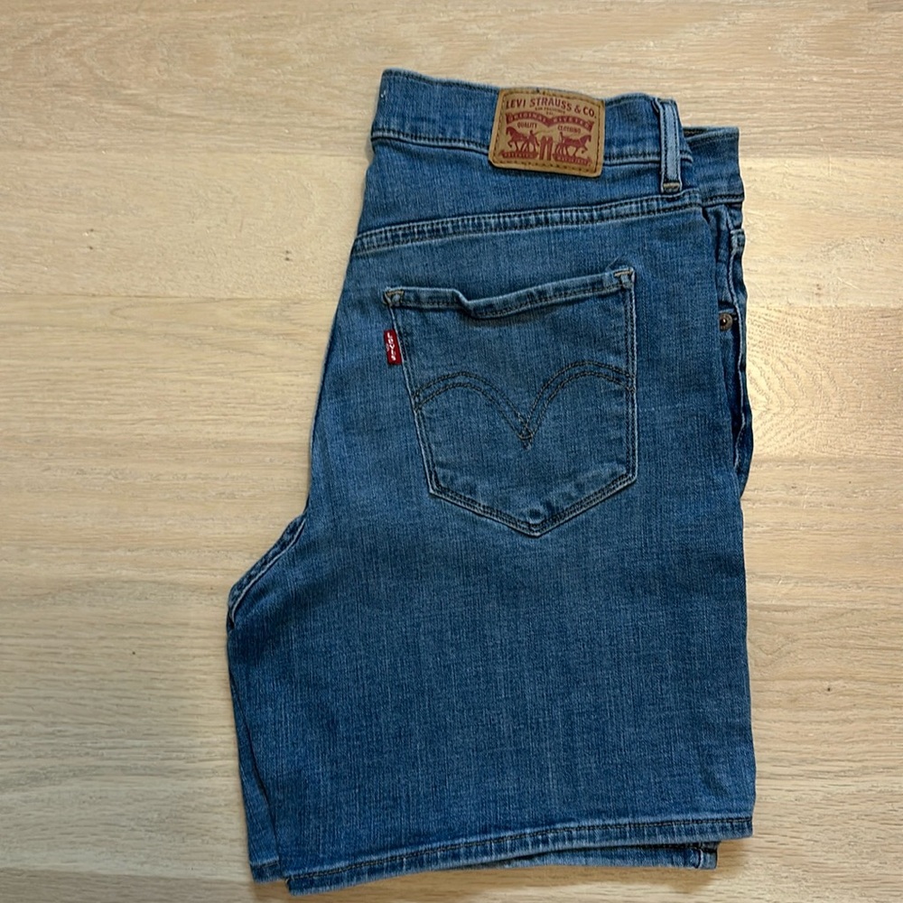 Light blue classic Levi shorts size 27